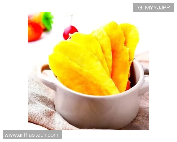 足球明星享受休闲时光品尝美味薯片趣味视频大揭秘